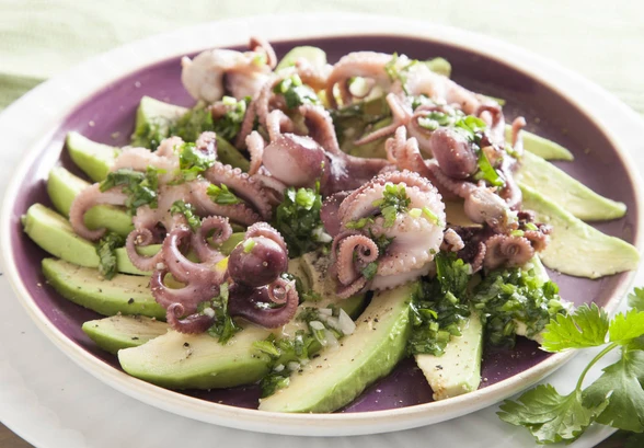 Рецепт «Салат с&nbsp;осьминогами и&nbsp;авокадо»
