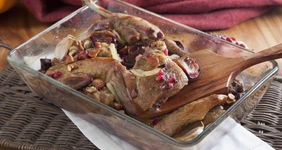 Цесарка со сливами, орехами и&nbsp;гранатом