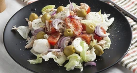 Салат с&nbsp;тунцом и&nbsp;моцареллой