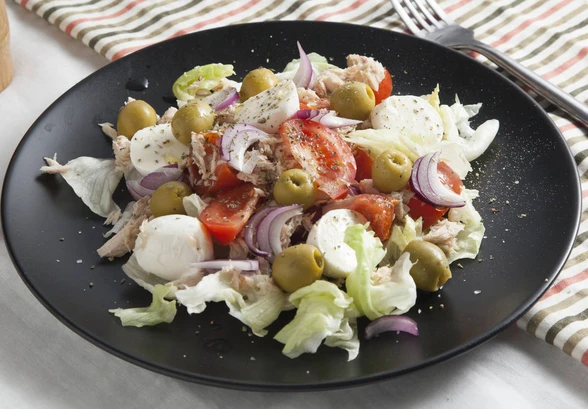 Рецепт «Салат с&nbsp;тунцом и&nbsp;моцареллой»