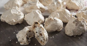 Безе с&nbsp;какао-крупкой