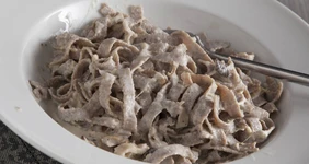 Цельнозерновая лапша с&nbsp;сливочно-грибным соусом