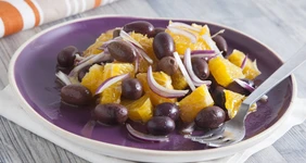 Салат с&nbsp;апельсинами, маслинами и&nbsp;красным луком