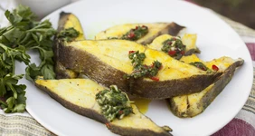 Шашлык из&nbsp;палтуса с&nbsp;зеленым соусом 