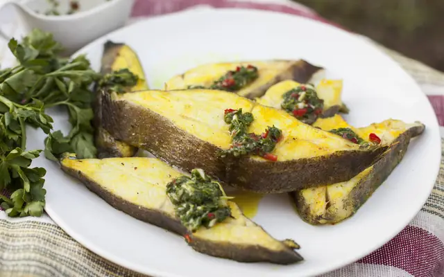 Шашлык из&nbsp;палтуса с&nbsp;зеленым соусом 