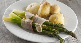 Рулетики из&nbsp;спаржи в&nbsp;беконе с&nbsp;молодым картофелем