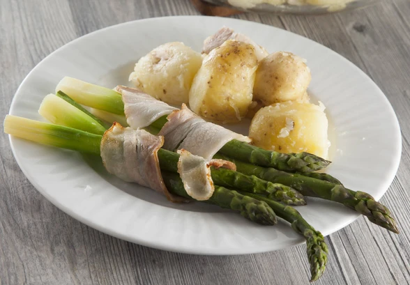 Рецепт «Рулетики из&nbsp;спаржи в&nbsp;беконе с&nbsp;молодым картофелем»