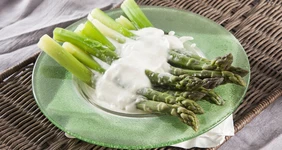 Спаржа с&nbsp;соусом из&nbsp;голубого сыра