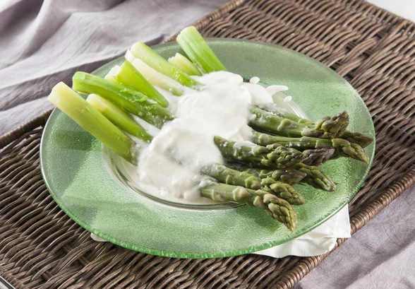 Рецепт «Спаржа с&nbsp;соусом из&nbsp;голубого сыра»