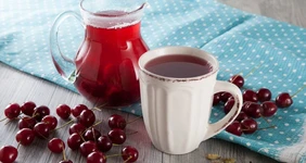 Компот из&nbsp;вишни с&nbsp;кардамоном и&nbsp;ванилью