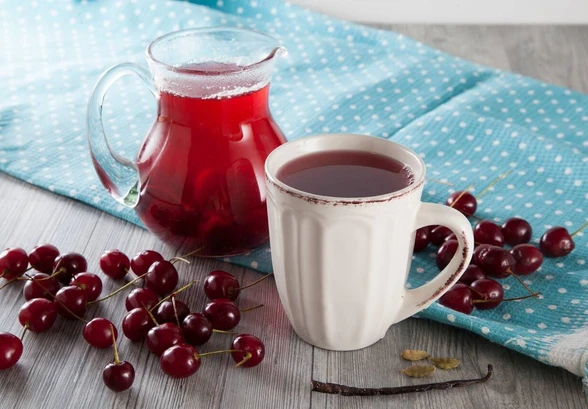 Рецепт «Компот из&nbsp;вишни с&nbsp;кардамоном и&nbsp;ванилью»