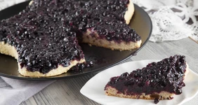 Перевернутый пирог с&nbsp;черникой