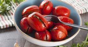 Соленые помидоры с&nbsp;пряными травами 