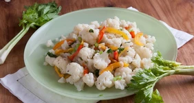 Теплый салат из&nbsp;цветной капусты с&nbsp;перцем и&nbsp;сельдереем