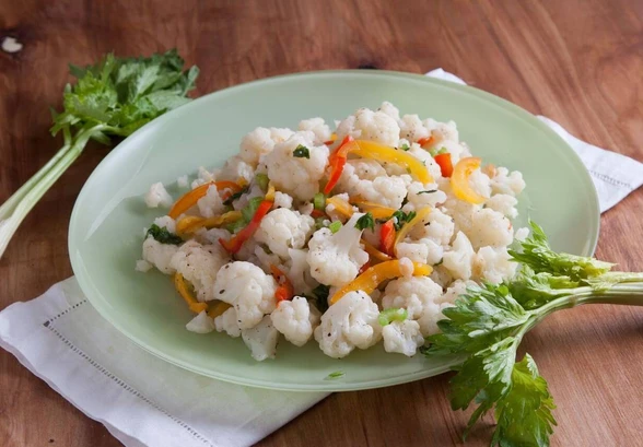 Рецепт «Теплый салат из&nbsp;цветной капусты с&nbsp;перцем и&nbsp;сельдереем»