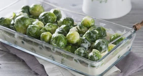 Брюссельская капуста в&nbsp;сырно-сливочном соусе