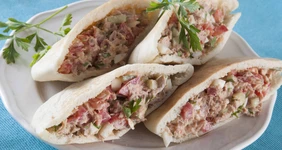 Пита с&nbsp;салатом из&nbsp;тунца