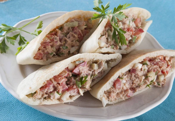 Рецепт «Пита с&nbsp;салатом из&nbsp;тунца»