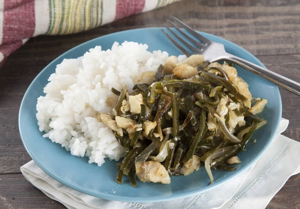 Рецепт «Морская капуста с&nbsp;рыбой в&nbsp;воке»