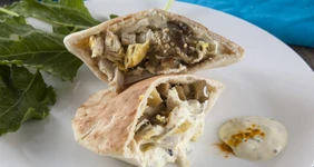 Пита с&nbsp;куриной грудкой в&nbsp;пряном соусе