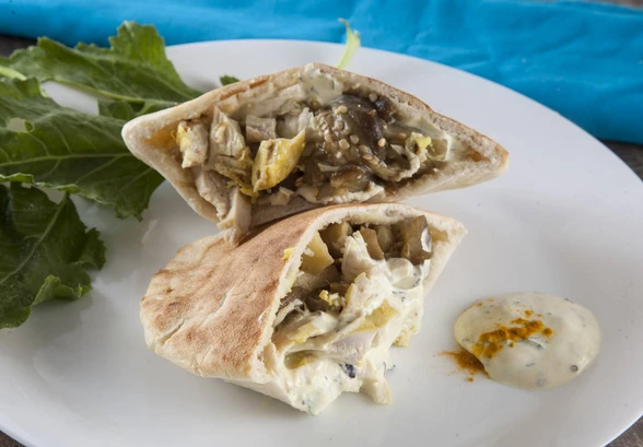 Рецепт «Пита с&nbsp;куриной грудкой в&nbsp;пряном соусе»