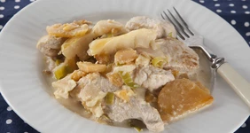 Индейка с&nbsp;репой и&nbsp;яблоками в&nbsp;сливочном соусе