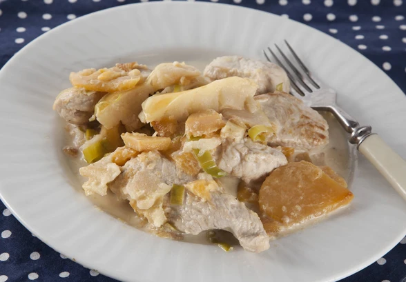 Рецепт «Индейка с&nbsp;репой и&nbsp;яблоками в&nbsp;сливочном соусе»