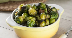 Брюссельская капуста с&nbsp;беконом и&nbsp;луком-пореем