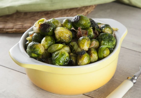 Рецепт «Брюссельская капуста с&nbsp;беконом и&nbsp;луком-пореем»