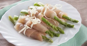 Спаржа в&nbsp;ломтиках форели