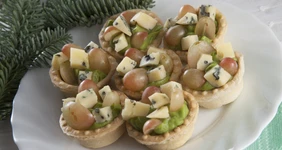 Тарталетки с&nbsp;голубым сыром, виноградом и&nbsp;кремом из&nbsp;авокадо