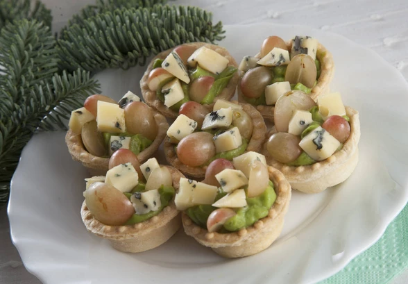 Рецепт «Тарталетки с&nbsp;голубым сыром, виноградом и&nbsp;кремом из&nbsp;авокадо»