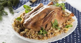 Утка, фаршированная рисом, фисташками и&nbsp;сушеной вишней