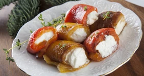 Рулетики из&nbsp;печеного перца с&nbsp;сыром Шевр