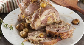 Рулет из&nbsp;индейки с&nbsp;каштанами в&nbsp;апельсиновой глазури