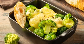 Раклет с&nbsp;двумя видами капусты