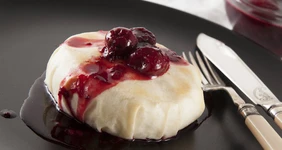 Запеченный Камамбер с&nbsp;ягодным соусом
