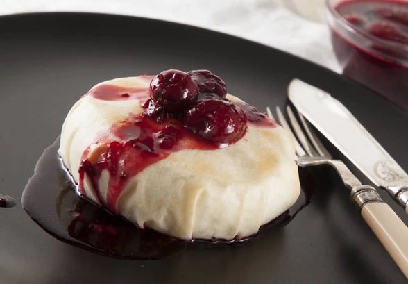 Рецепт «Запеченный Камамбер с&nbsp;ягодным соусом»