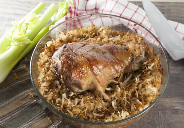 Рецепт «Свиная рулька в&nbsp;пиве с&nbsp;капустой»