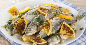 Жареный луфарь с&nbsp;апельсинами и&nbsp;чесноком