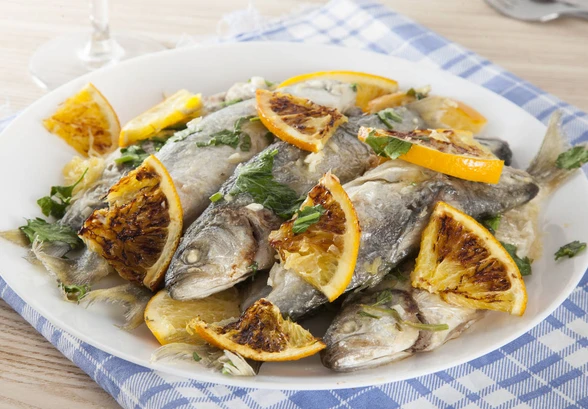 Рецепт «Жареный луфарь с&nbsp;апельсинами и&nbsp;чесноком»