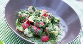 Салат из&nbsp;редиски с&nbsp;укропным песто 