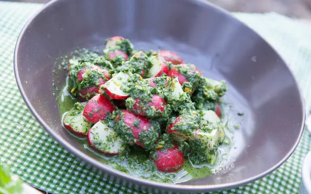 Салат из&nbsp;редиски с&nbsp;укропным песто 