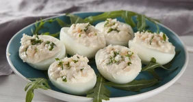 Закуска из&nbsp;яиц, фаршированных крилем