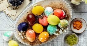 Как покрасить яйца натуральными красителями: пошаговые инструкции с&nbsp;фото