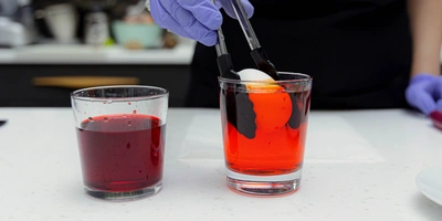 Как покрасить яйца натуральными красителями: пошаговые инструкции с&nbsp;фото