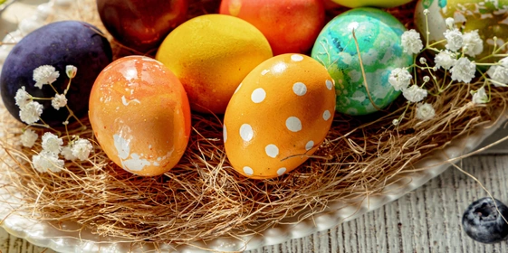 Как покрасить яйца натуральными красителями: пошаговые инструкции с&nbsp;фото