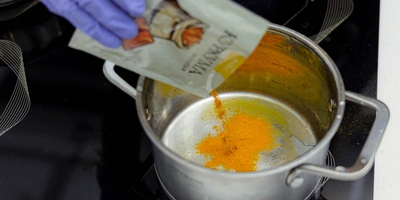 Как покрасить яйца натуральными красителями: пошаговые инструкции с&nbsp;фото