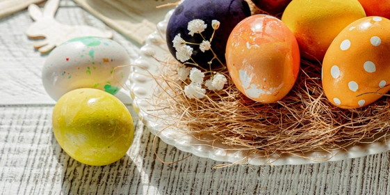 Как покрасить яйца натуральными красителями: пошаговые инструкции с&nbsp;фото