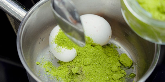 Как покрасить яйца натуральными красителями: пошаговые инструкции с&nbsp;фото